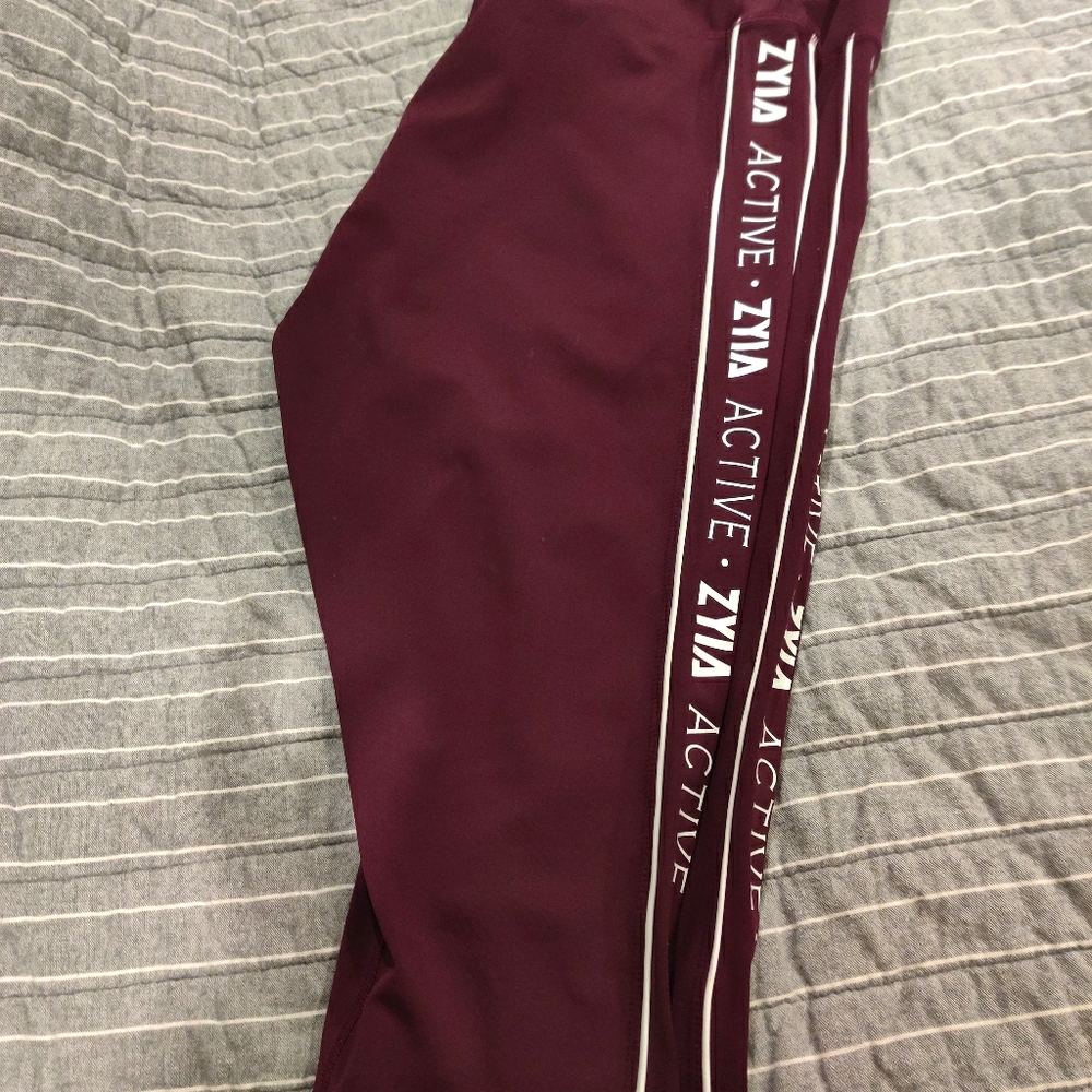 Zyia Active plum logo cropped leggings